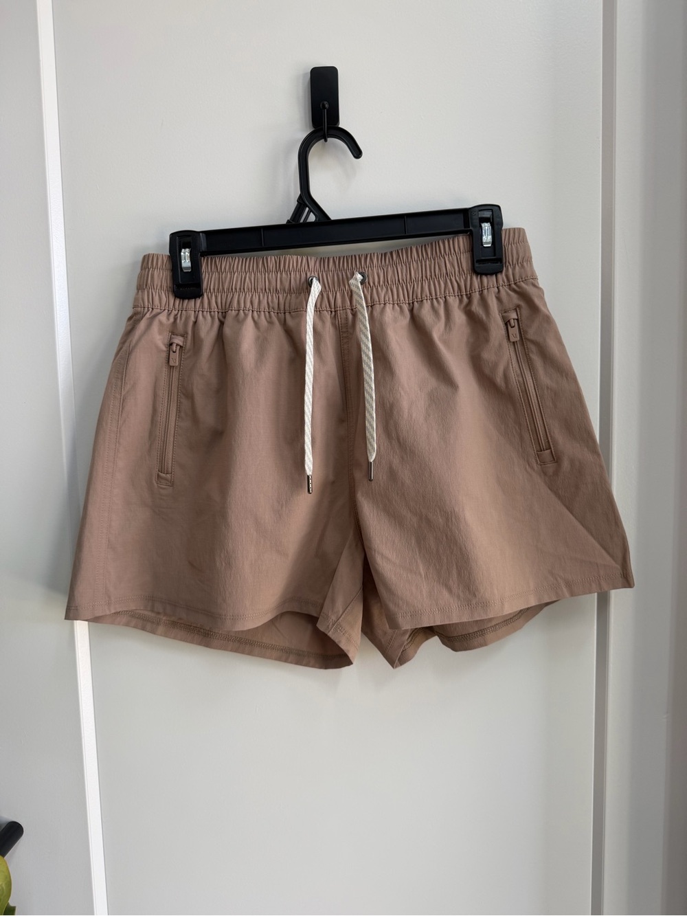 Size S Vuori Women's Shorts in Taupe